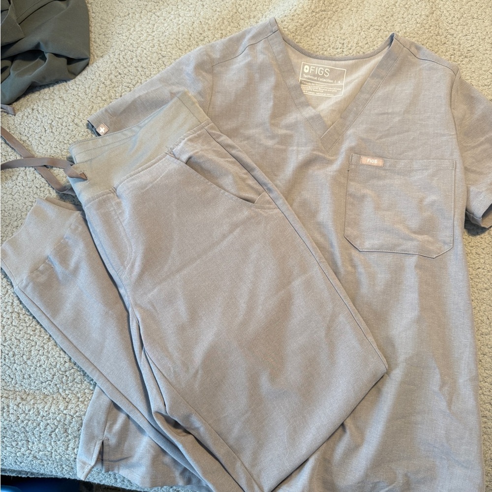 FIGS Light Gray small Scrub set